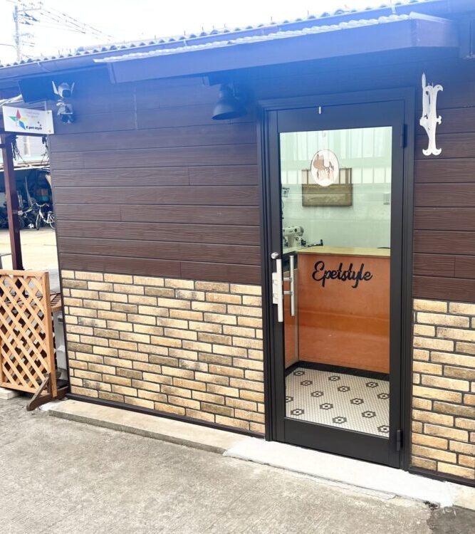 千葉県松戸市にあるE.pet styleは、「六実駅」より徒歩7分とアクセスのしやすい環境です。また、フルオーダーだけではなくセミオーダーにも対応可能。当店が用意している洋服の型紙に合わせて、丈や胴回りの長さをペットごとに調整いたします。こだわりのつまった工程を、ぜひお客様の目でお確かめください。
